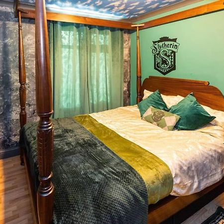 Hogwarts Hideaway Themed Property Watford  Bagian luar foto