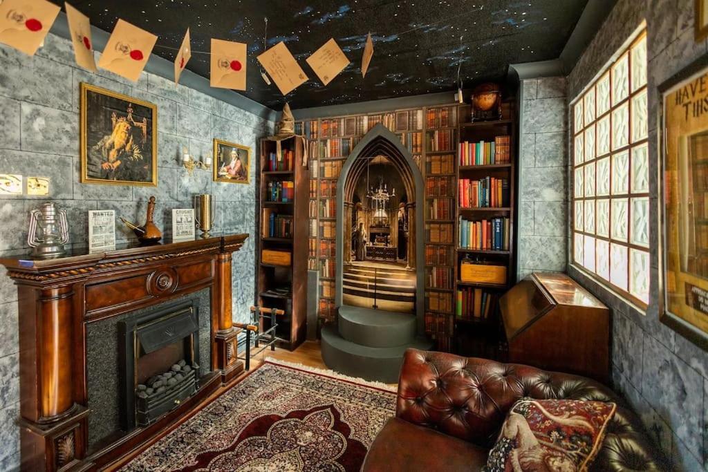 Hogwarts Hideaway Themed Property Watford  Bagian luar foto