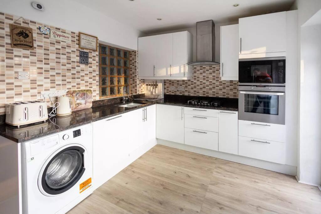 Hogwarts Hideaway Themed Property Watford  Bagian luar foto