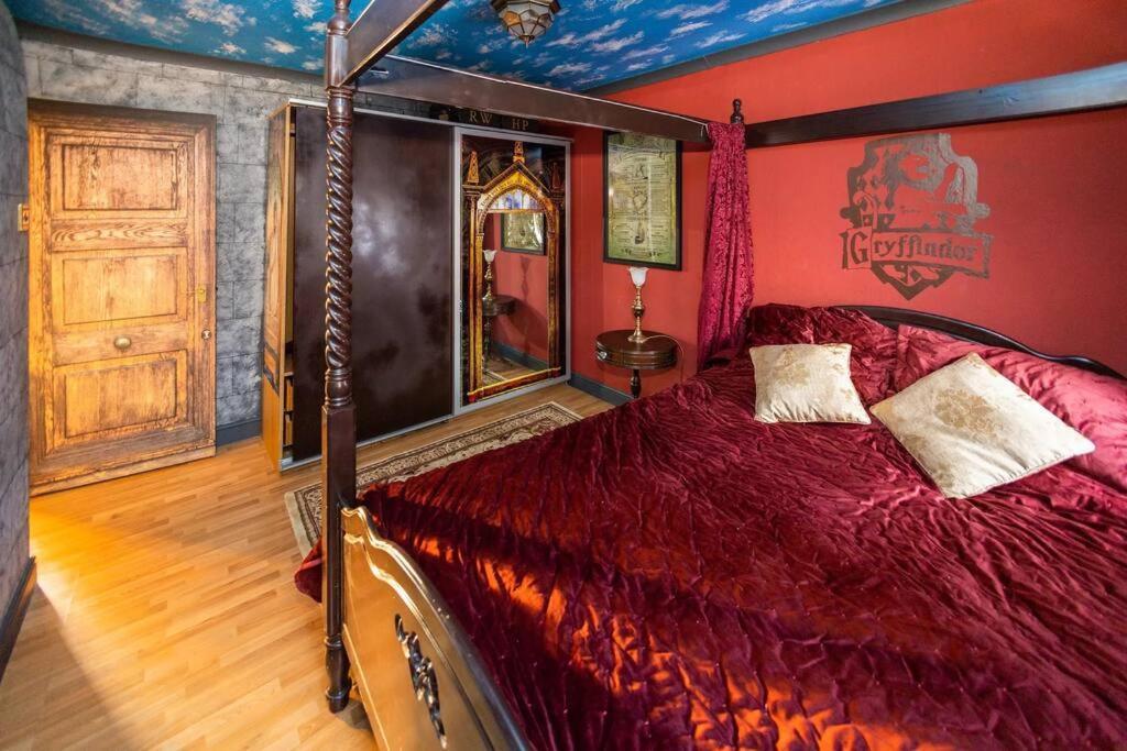 Hogwarts Hideaway Themed Property Watford  Bagian luar foto
