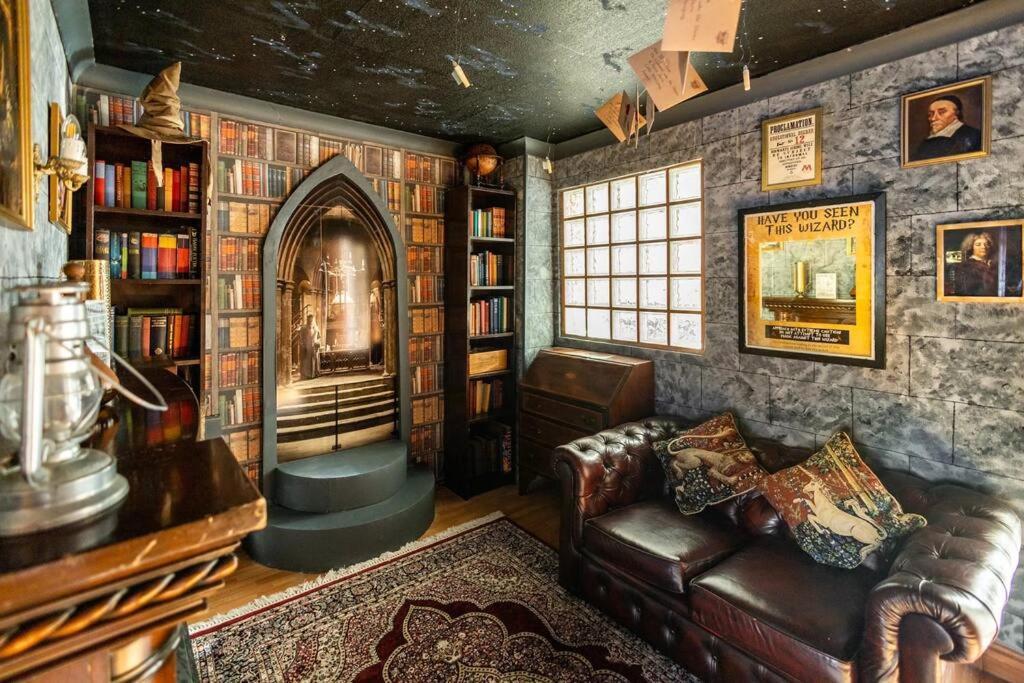 Hogwarts Hideaway Themed Property Watford  Bagian luar foto