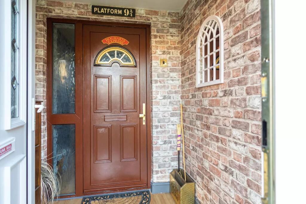 Hogwarts Hideaway Themed Property Watford  Bagian luar foto