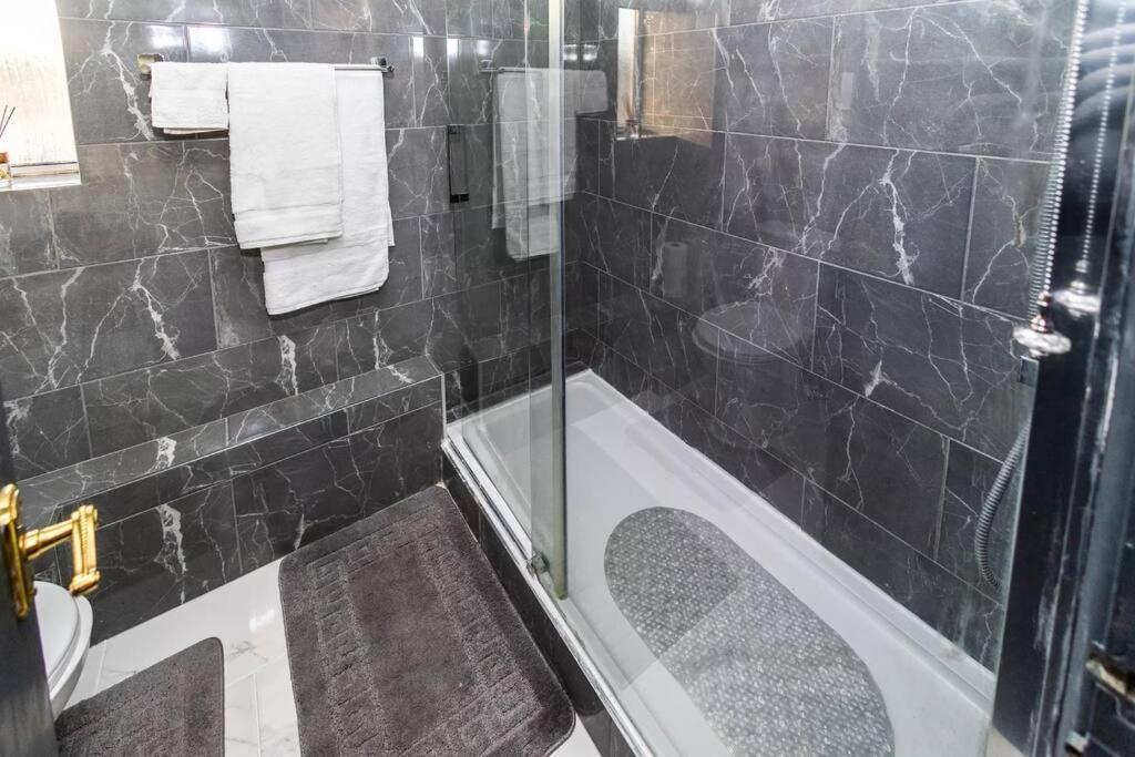 Hogwarts Hideaway Themed Property Watford  Bagian luar foto