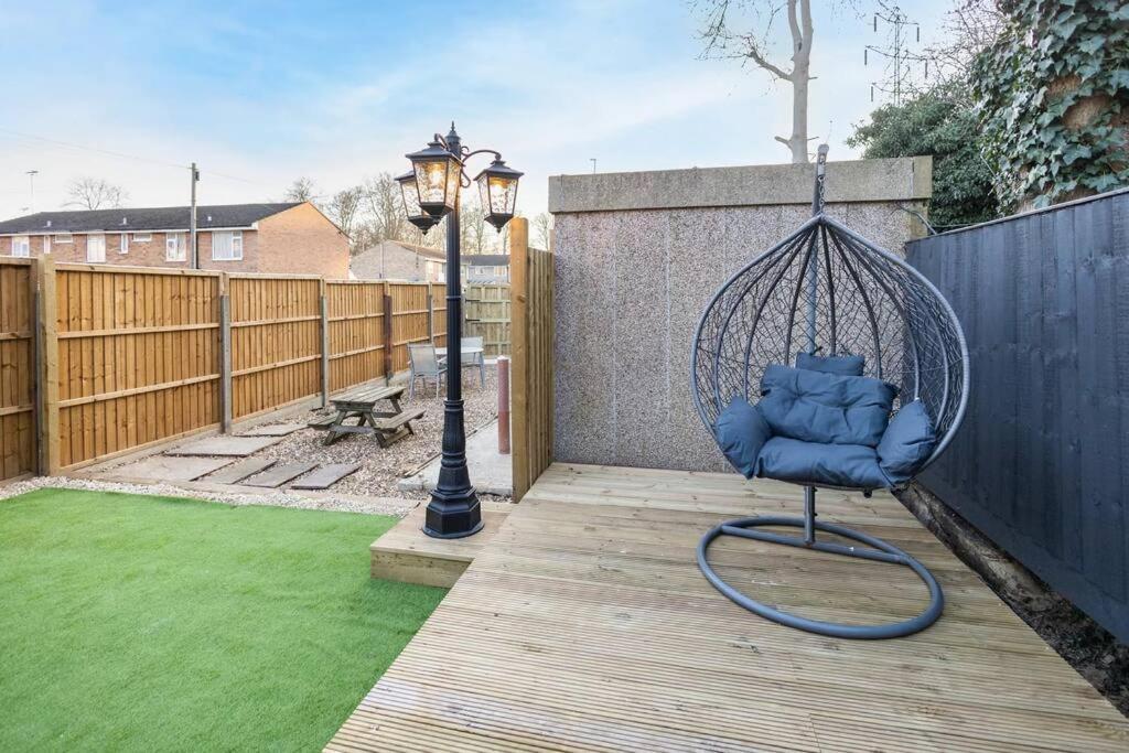 Hogwarts Hideaway Themed Property Watford  Bagian luar foto
