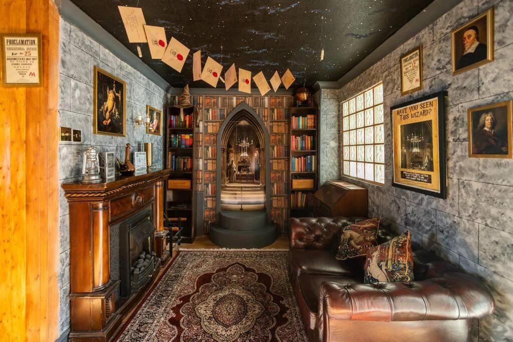 Hogwarts Hideaway Themed Property Watford  Bagian luar foto