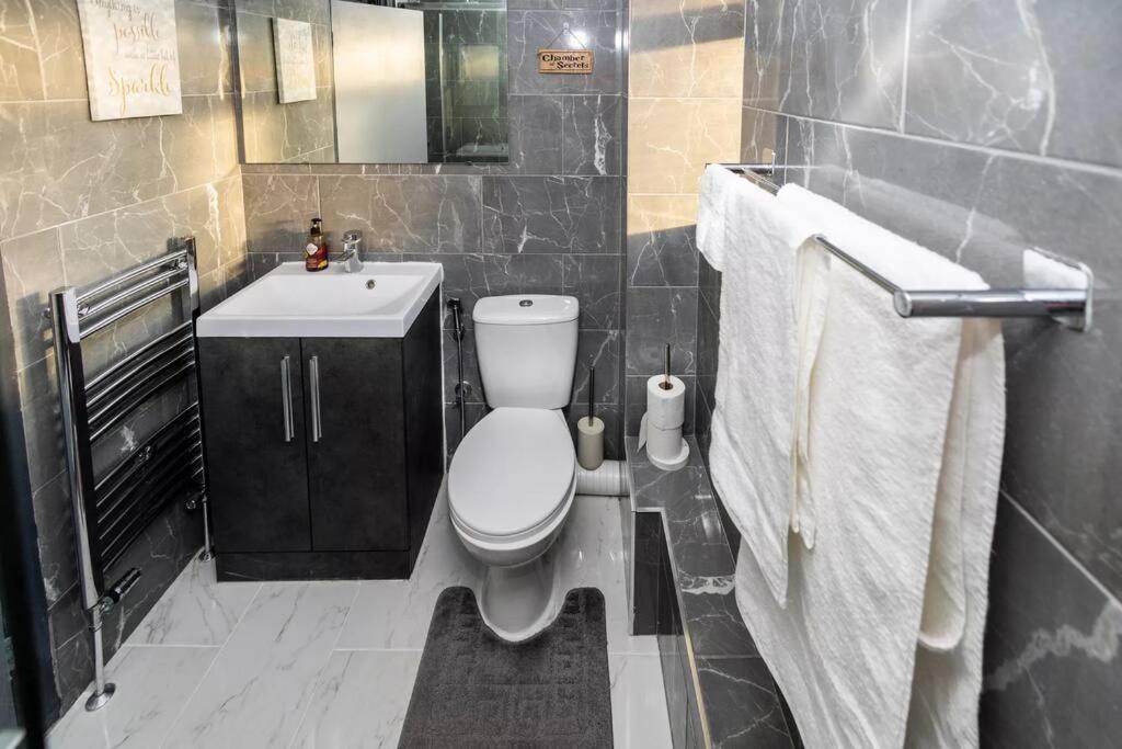 Hogwarts Hideaway Themed Property Watford  Bagian luar foto