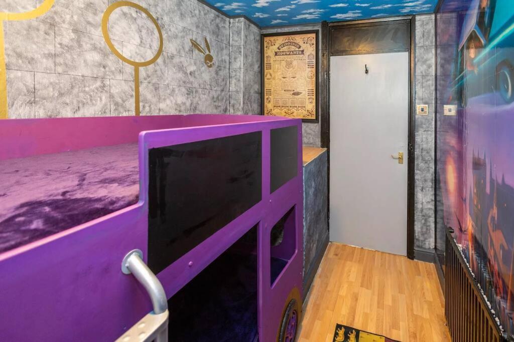 Hogwarts Hideaway Themed Property Watford  Bagian luar foto