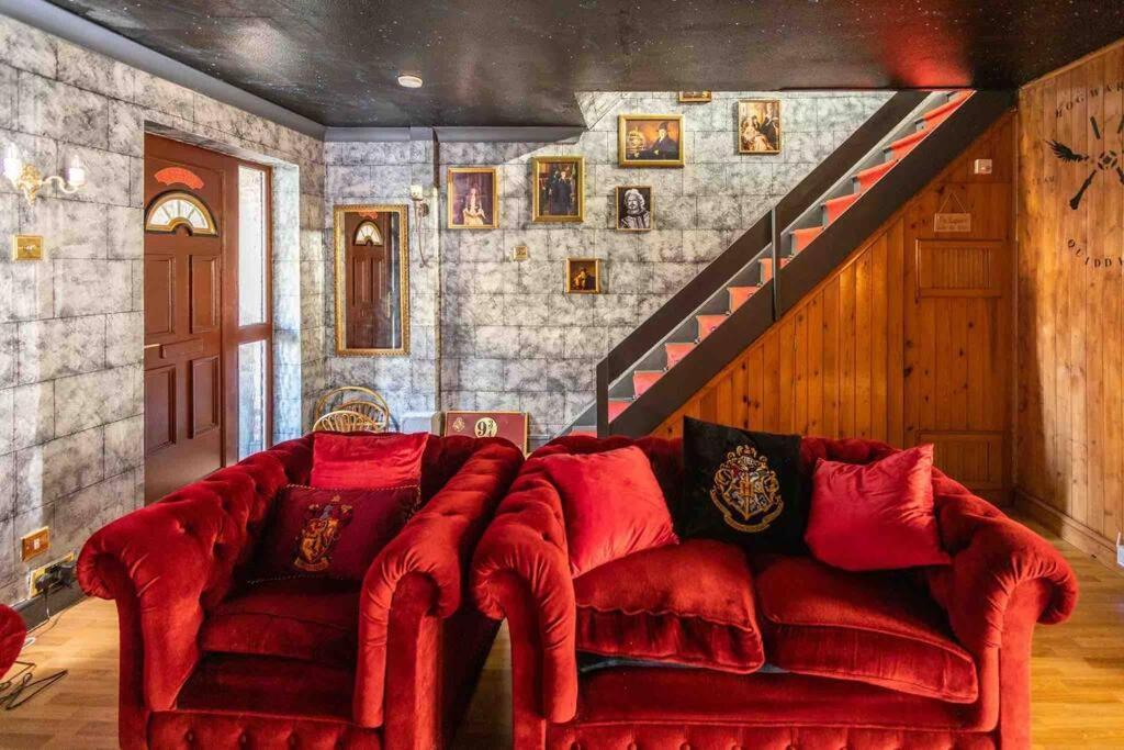 Hogwarts Hideaway Themed Property Watford  Bagian luar foto