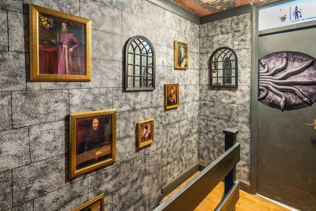 Hogwarts Hideaway Themed Property Watford  Bagian luar foto