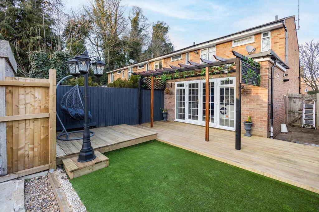 Hogwarts Hideaway Themed Property Watford  Bagian luar foto